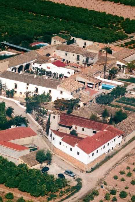 Vista aérea de El Pueblo by Bonho, masía para bodas en Olocau