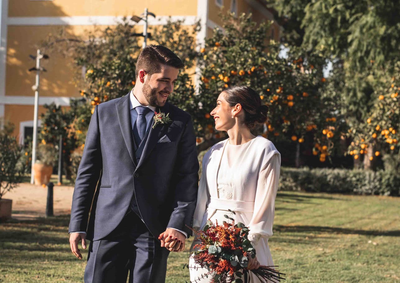 Paloma y Antonio en la masía para bodas La Huerta by Bonho