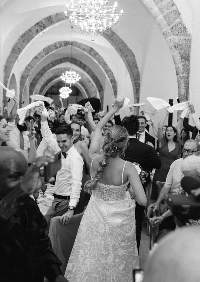 Entra de los novios al banquete en bodegas