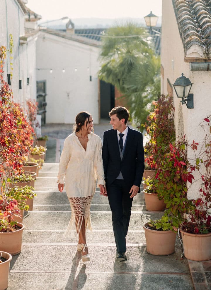Pareja de recién casados en la zona de arcos de la finca valenciana especializada en bodas La Torre by Bonho