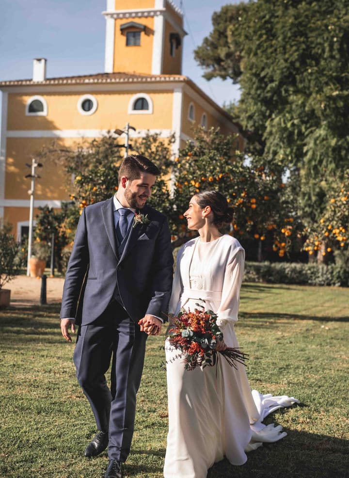Pareja de novios en os jardines de la masía para bodas La Huerta by Bonho