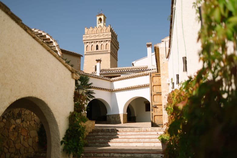 Patio de arcos de la finca La Torre by Bonho