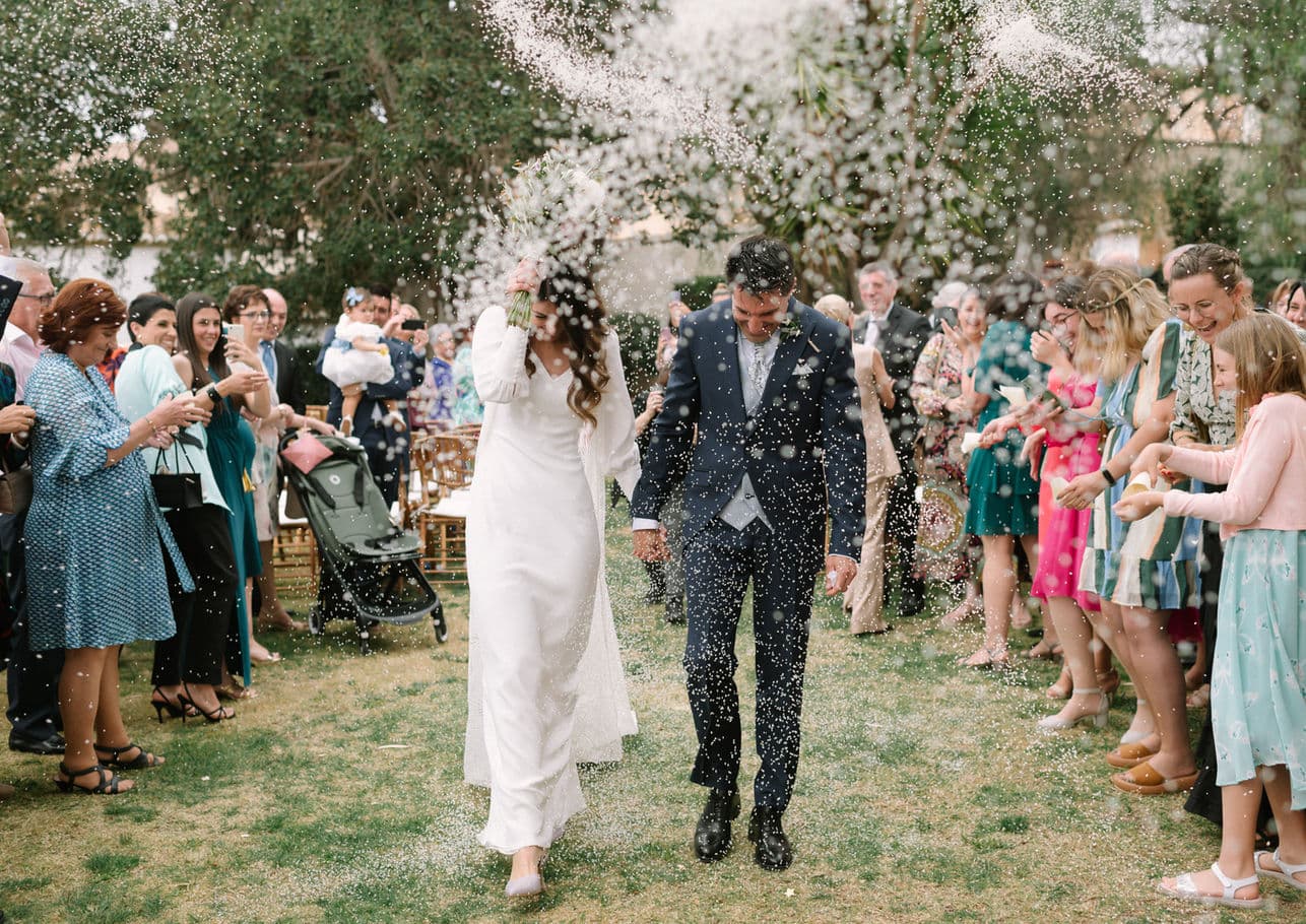 Boda civil en finca valenciana: novios saliendo de la ceremonia