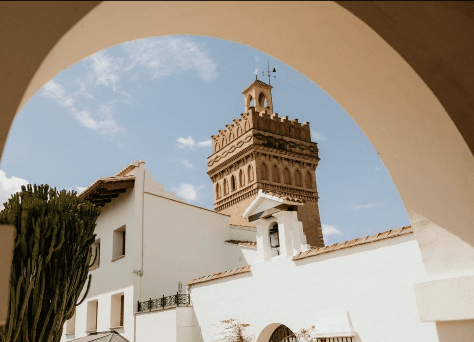 Vista del minarete desde la zona cubierta del patio andaluz
