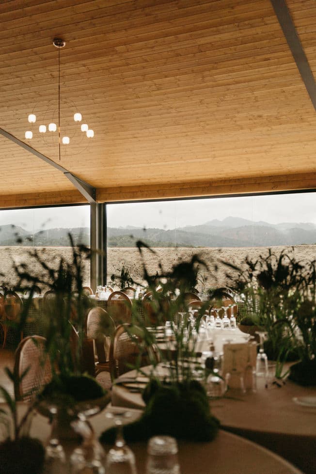 Comedor acristalado de El Pueblo by Bonho, con la sierra al fondo