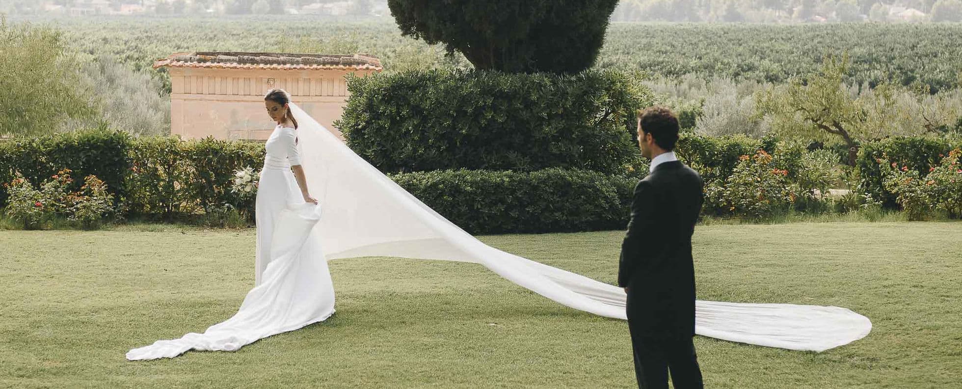 Novios en los jardines de un espacio Bonho